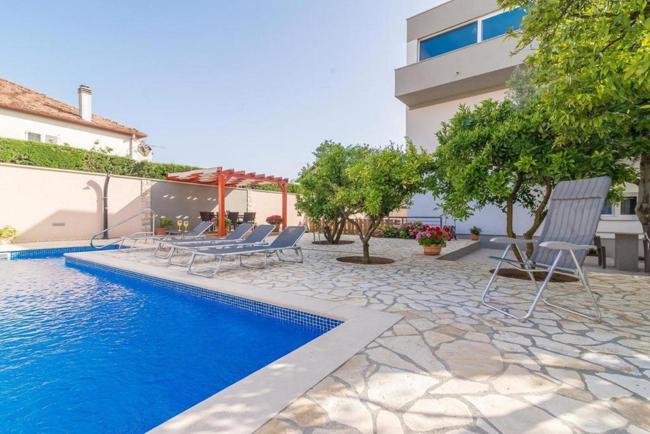 Apartments Villa Odesa With Shared Pool 扎达尔 外观 照片