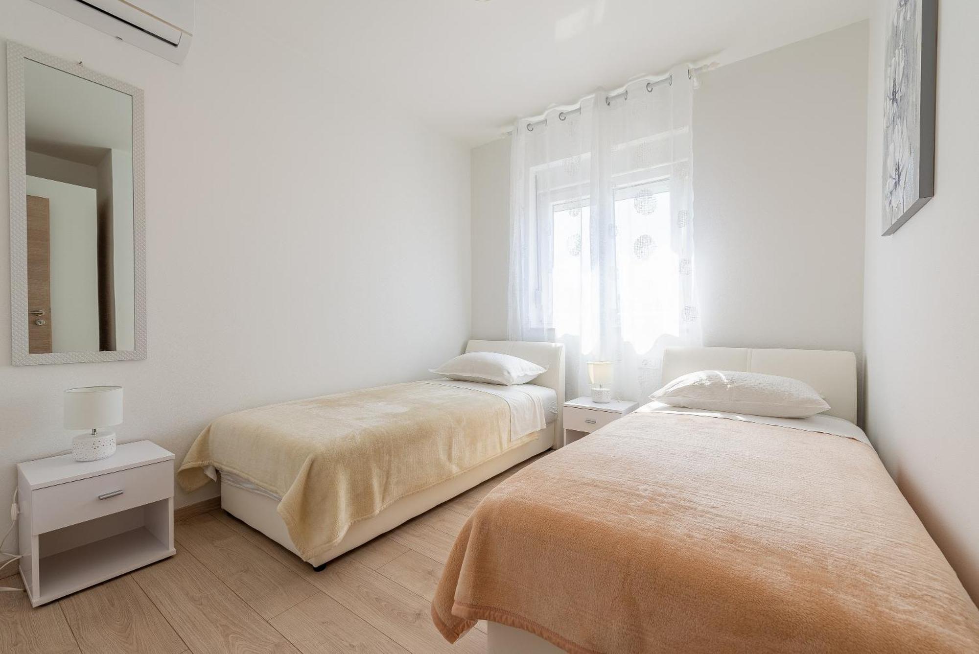Apartments Villa Odesa With Shared Pool 扎达尔 外观 照片