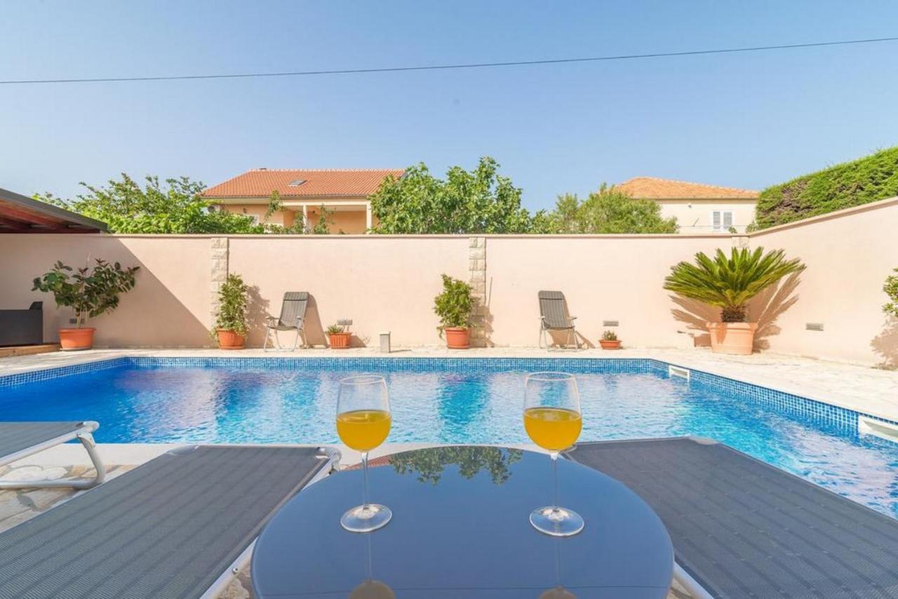 Apartments Villa Odesa With Shared Pool 扎达尔 外观 照片