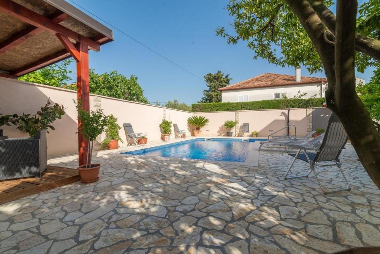 Apartments Villa Odesa With Shared Pool 扎达尔 外观 照片